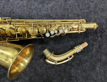 Photo Late Vintage C.G. Conn New Wonder I Alto Saxophone in Gold Plate # 139117